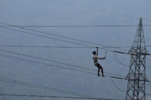 how to become a lineman